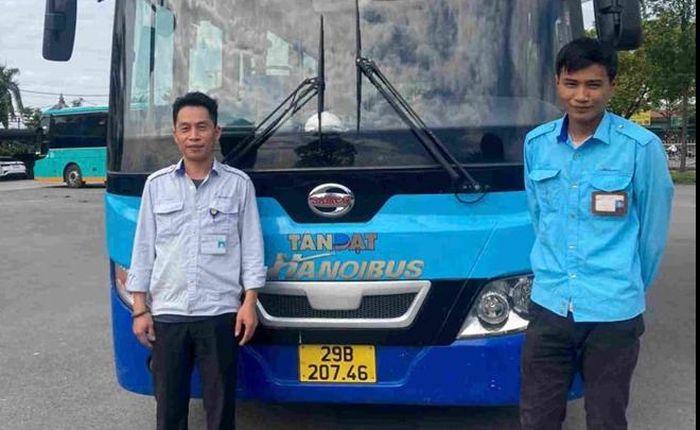 Công nhân lái xe Ngô Đình Mão và nhân viên phục vụ Ngô Văn Tám của tuyến buýt 38 – Xí nghiệp Xe khách Nam Hà Nội.
