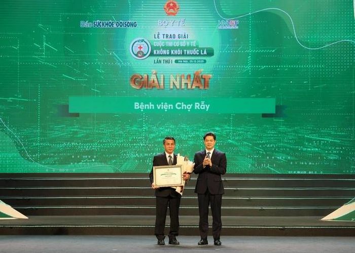 Thứ rưởng Thường trực Bộ Y tế Vũ Mạnh Hà trao giấy chứng nhận và tặng hoa cho cơ sở y tế đạt giải Nhất - Bệnh viện Chợ Rẫy.
