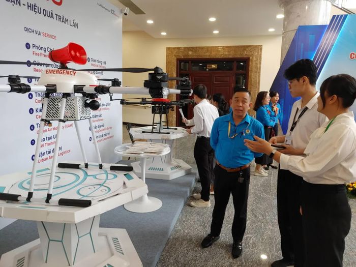 Đại biểu tham quan những chiếc flycam tham gia thả hàng cứu trợ cho đồng bào ở Phú Yên (cũ).