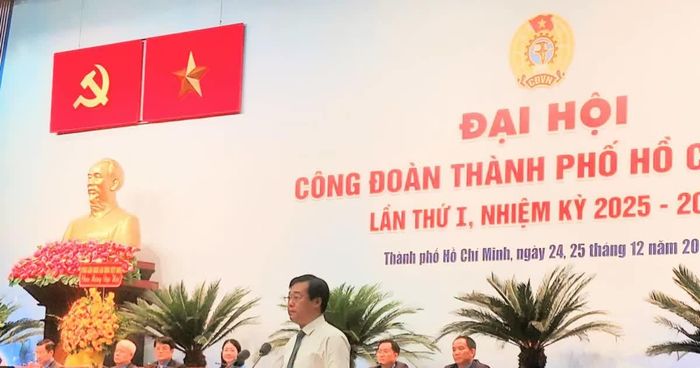 Ủy viên Trung ương Đảng, Phó Bí thư Thường trực Thành ủy TP Hồ Chí Minh Lê Quốc Phong yêu cầu Công đoàn TP cần lấy việc chăm lo công nhân, lao động làm mục tiêu.