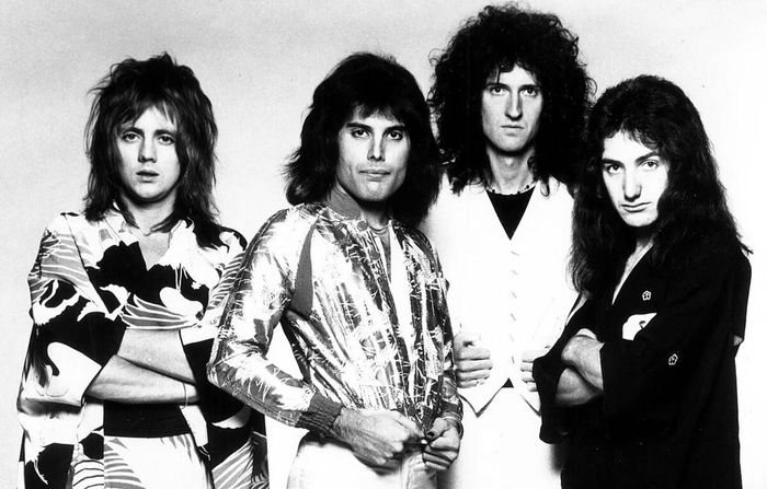 Ban nhạc Queen vào năm 1975. Từ trái qua phải: Roger Taylor, Freddie Mercury, Brian May và John Deacon
