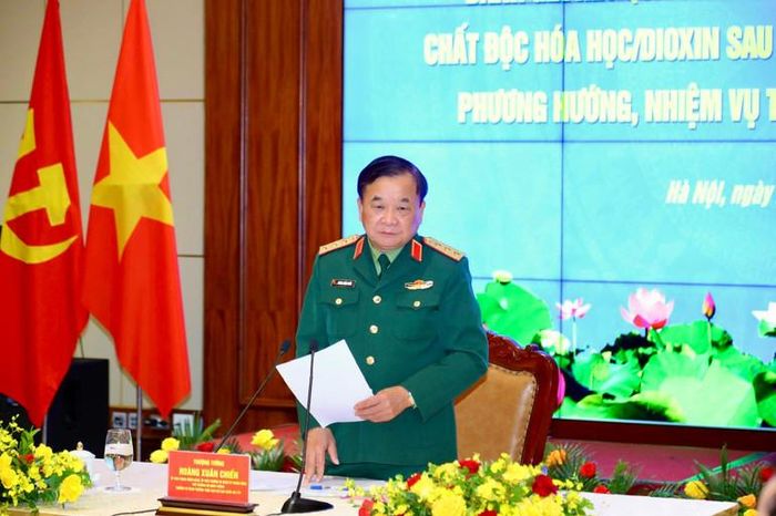  Thượng tướng Hoàng Xuân Chiến, Thứ trưởng Quốc phòng phát biểu tại hội nghị. 