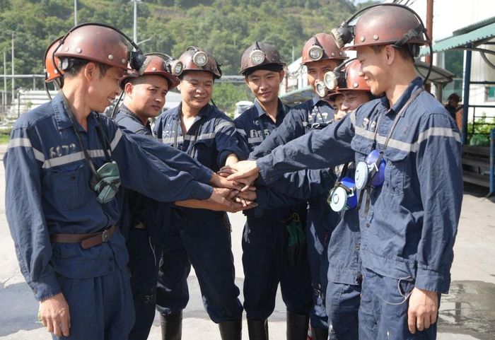 Công nhân Công ty Than Hạ Long quyết tâm đảm bảo an toàn trong ca sản xuất. Ảnh: Phạm Tăng