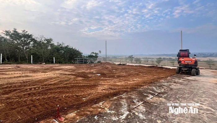 Máy móc san nền để tách thửa phân lô ở địa bàn Nghệ An. Ảnh: P. V