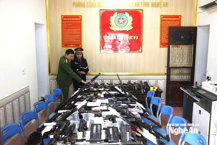 Lực lượng chức năng kiểm tra, thống kê tang vật. Ảnh: Hồng Hạnh.