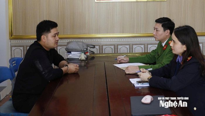 02 đối tượng cầm đầu đường dây “Chế tạo, mua bán, tàng trữ vũ khí quân dụng” trái phép Lê Thanh Hưng và Sầm Thị Thơm. Ảnh: Văn Hậu.