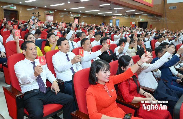 Đại biểu biểu quyết thông qua Nghị quyết Đại hội.