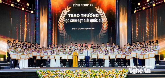 Đồng chí Hoàng Nghĩa Hiếu - Phó Bí thư Thường trực Tỉnh ủy, Chủ tịch HĐND tỉnh và đồng chí Võ Thị Minh Sinh - Phó Bí thư Tỉnh ủy, Chủ tịch Ủy ban MTTQ tỉnh, Trưởng Đoàn ĐBQH tỉnh trao thưởng cho các em đạt thành tích cao tại Kỳ thi học sinh giỏi quốc gia. Ảnh: Phạm Bằng