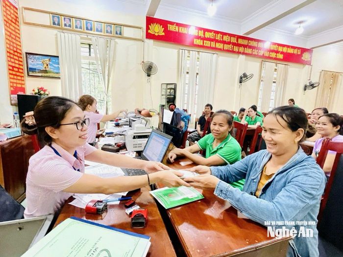 Ngân hàng Chính sách xã hội cho vay hộ nghèo và các đối tượng chính sách tại điểm giao dịch. Ảnh: TH