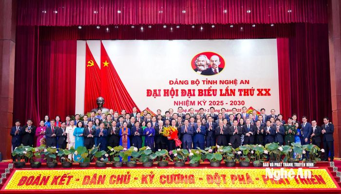 Các đồng chí lãnh đạo, nguyên lãnh đạo Đảng, Nhà nước tặng hoa chúc mừng Ban Chấp hành Đảng bộ tỉnh khóa XX, nhiệm kỳ 2025 - 2030. Ảnh: Thành Cường