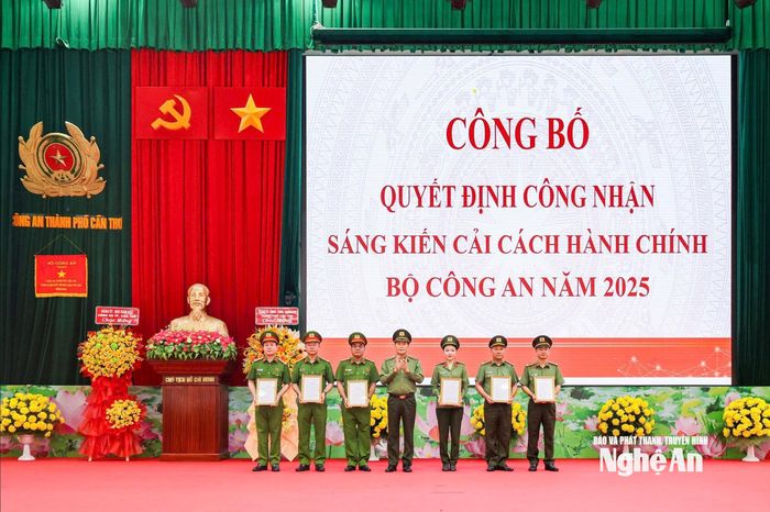 Thứ trưởng Lê Quốc Hùng trao Đại tá Trần Ngọc Tuấn - Phó Giám đốc Công an tỉnh Nghệ An (ngoài cùng bên phải) nhận Quyết định công nhận sáng kiến CCHC cấp Bộ năm 2025. Ảnh: CSCC
