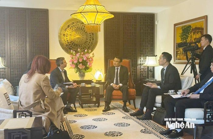 Đoàn công tác tỉnh Nghệ An làm việc với ông Braulio Eduardo Morera - Trưởng bộ phận Trung tâm thiên nhiên và khí hậu, Diễn đàn Kinh tế Thế giới. Ảnh: Phan Tú