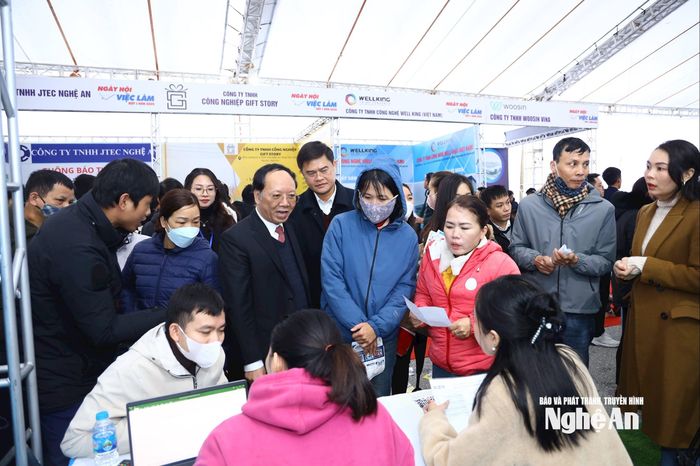 Đồng chí Bùi Thanh An - Ủy viên BTV Tỉnh ủy, Phó Chủ tịch Thường trực UBND tỉnh thăm các gian hàng tuyển dụng việc làm cho Khu kinh tế Đông Nam. Ảnh: Nguyên Nguyên