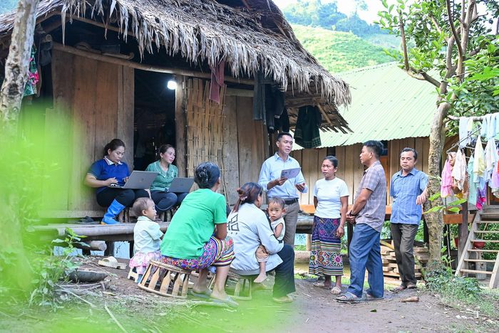 Cán bộ Trung tâm Phục vụ hành chính công xã Nhôn Mai vào bản Piêng Luống nhập dữ liệu, nộp hồ sơ thực hiện các thủ tục hành chính cho người dân. Ảnh: Thành Cường