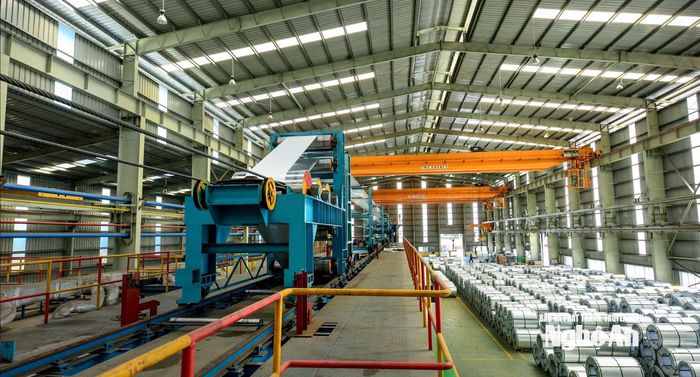 Dây chuyền sản xuất tại nhà máy tôn Hoa Sen. Ảnh: Thu Huyền