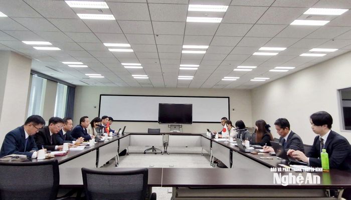 Đoàn công tác tỉnh Nghệ An làm việc với Cơ quan Hợp tác Quốc tế Nhật Bản (JICA) tại Tokyo. Ảnh: Phan Tú