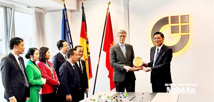 Đồng chí Hoàng Nghĩa Hiếu - Phó Bí thư Thường trực Tỉnh ủy, Chủ tịch HĐND tỉnh Nghệ An tặng quà lưu niệm đến ông Reinhold von Ungern-Sternberg – Giám đốc thị trường quốc tế Hiệp hội Doanh nghiệp vừa và nhỏ Đức. Ảnh: Phan Tú