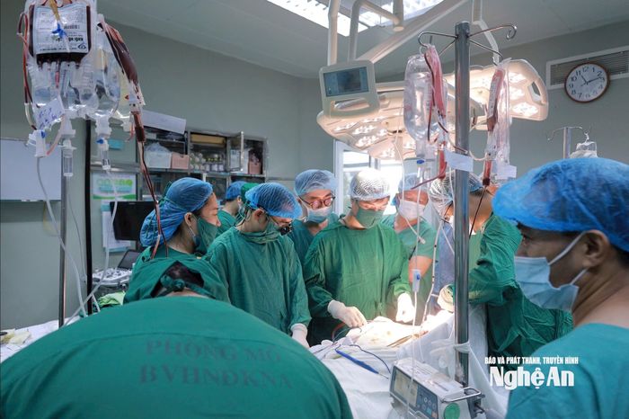 Ca phẫu thuật tại Bệnh viện Hữu nghị Đa khoa tỉnh. Ảnh: Thành Chung