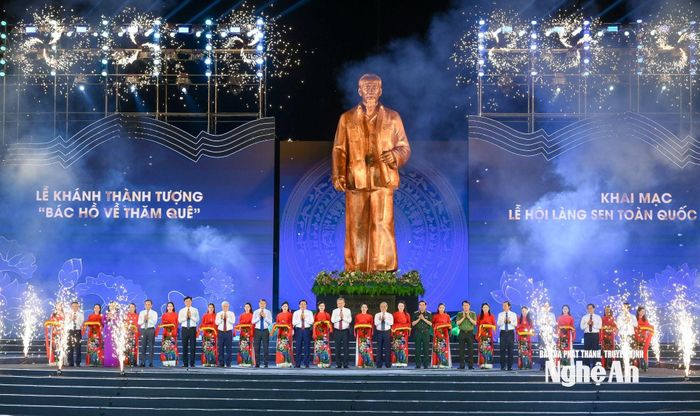 Tổng Bí thư Tô Lâm cắt băng khánh thành Tượng đài Bác Hồ về thăm quê. Ảnh: Thành Cường