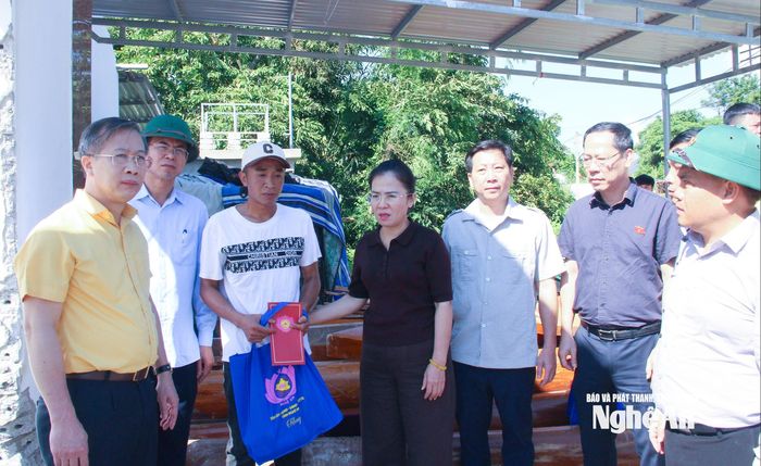 Đồng chí Võ Thị Minh Sinh - Phó Bí thư Tỉnh ủy, Chủ tịch Ủy ban MTTQ Việt Nam tỉnh, Trưởng Đoàn đại biểu Quốc hội tỉnh thăm hỏi, động viên, trao hỗ trợ cho người dân xã Nga My bị sập nhà ở do ảnh hưởng bão số 10. Ảnh: Mai Hoa
