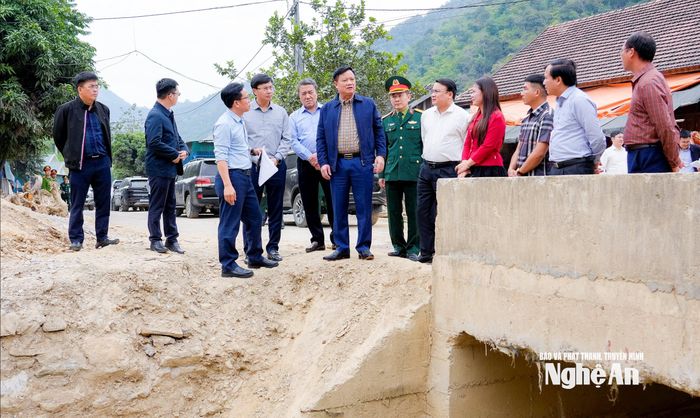 Bí thư Tỉnh ủy Nguyễn Khắc Thận kiểm tra công tác khắc phục hậu quả thiên tai dọc tuyến đường 543D (Mường Xén - Ta Đo - Khe Kiền), khu vực sạt lở bản Ta Đo (xã Mường Típ). Ảnh: Phạm Bằng