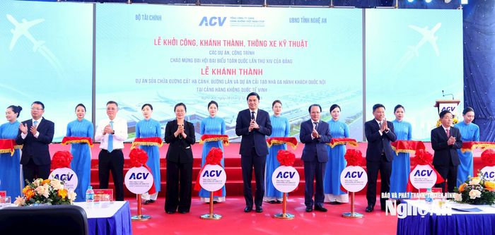 Các đại biểu thực hiện nghi thức cắt băng khánh thành Cảng hàng không Quốc tế Vinh. Ảnh: Quang An