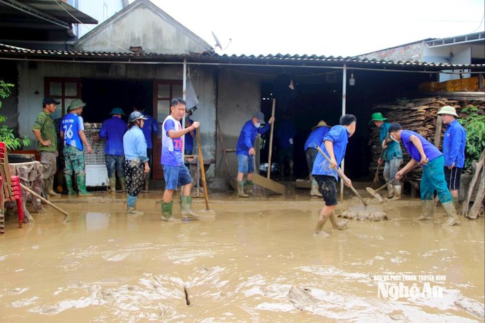 Người dân xã Con Cuông khắc phục sau lũ lụt. Ảnh: Quang An