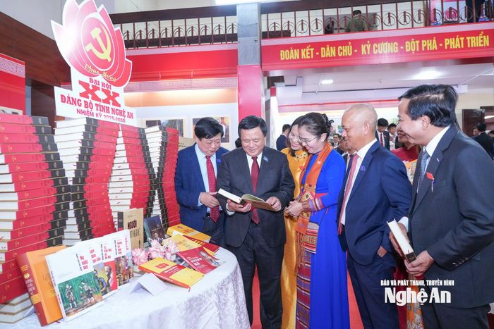 Các đại biểu tham quan gian trưng bày sách tại Đại hội. Ảnh: Thành Cường