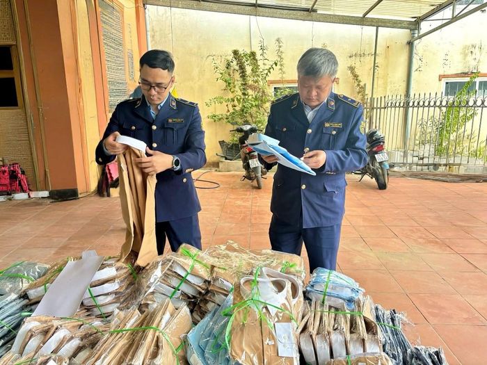 Đoàn công tác thực hiện kiểm tra tại hộ kinh doanh N.T.T.