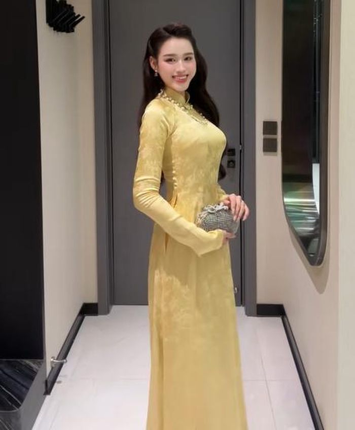 Để làm mới phong cách cho những ngày đầu năm, gam màu vàng ở sắc độ vừa phải là một gợi ý tuyệt vời. Với hiệu ứng “sáng, sang, dịu”, sắc vàng này không chỉ phù hợp với mọi tông da mà còn có tính ứng dụng cao trong nhiều hoàn cảnh. Điểm nhấn đắt giá của thiết kế Đỗ Thị Hà lựa chọn nằm ở họa tiết dệt hoa trên nền chất liệu cao cấp, mềm mại và ôm dáng, giúp tôn vinh trọn vẹn đường cong của nàng hậu một cách kín đáo và sang trọng. Ảnh: FBNV 