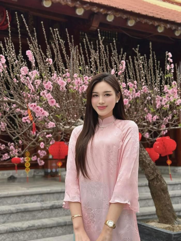 Đi cùng tà áo dài là những chiếc clutch đính đá hay túi hộp nhỏ tông trắng kem tạo sự đồng điệu tuyệt đối. Đặc biệt, mái tóc buông xõa tự nhiên hoặc búi thấp tinh tế, điểm xuyết thêm nơ lụa chính là "chìa khóa" giúp nàng hậu tôn lên trọn vẹn nét đài các và dịu dàng. Ảnh: FBNV