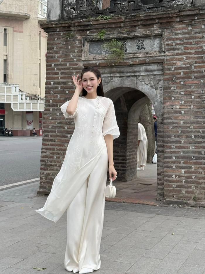 Mẫu áo dài mang sắc trắng tinh khôi cũng là một lựa chọn không thể bỏ qua. Với dáng áo suông hiện đại và chất liệu tơ mỏng nhẹ, thiết kế này tạo nên nét trẻ trung nhưng vẫn giữ được vẻ thanh tao vốn có. Điểm nhấn phần tay lỡ phối bèo duyên dáng giúp Hoa hậu Đỗ Thị Hà trở nên thu hút hơn trong từng cử động. Ảnh: FBNV 