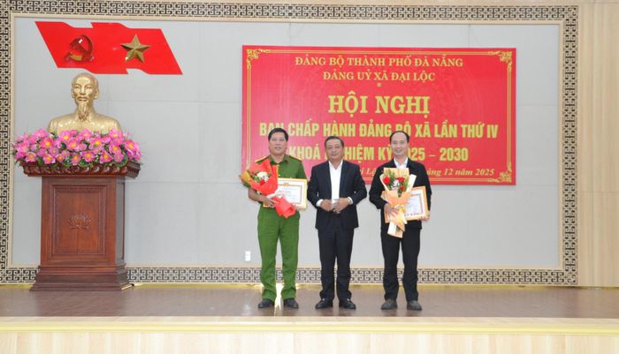 Bí thư Đảng ủy xã Đại Lộc Nguyễn Hảo trao tặng giấy khen cho các tổ chức cơ sở đảng hoàn thành xuất sắc nhiệm vụ năm 2025. Ảnh: CÔNG TÚ