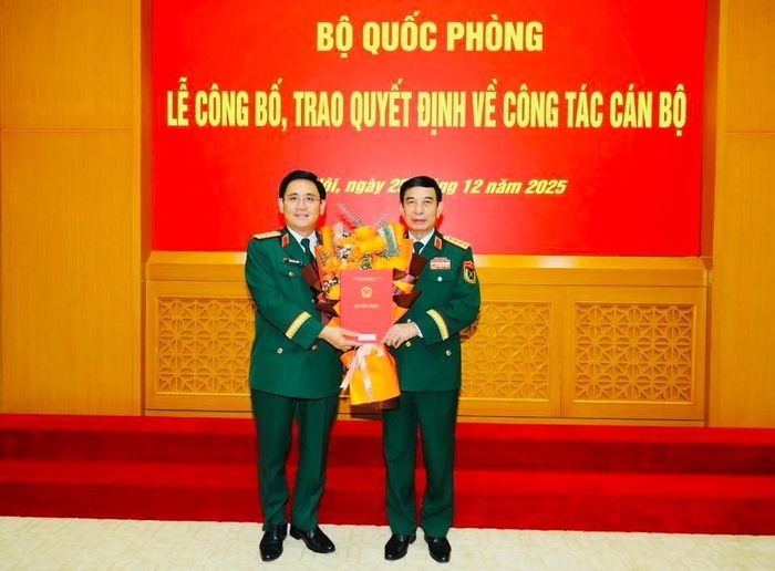Bộ trưởng Bộ Quốc phòng Phan Văn Giang (bên phải) trao quyết định phong quân hàm lên Thiếu tướng cho Đại tá Phan Đại Nghĩa. Ảnh: P.V