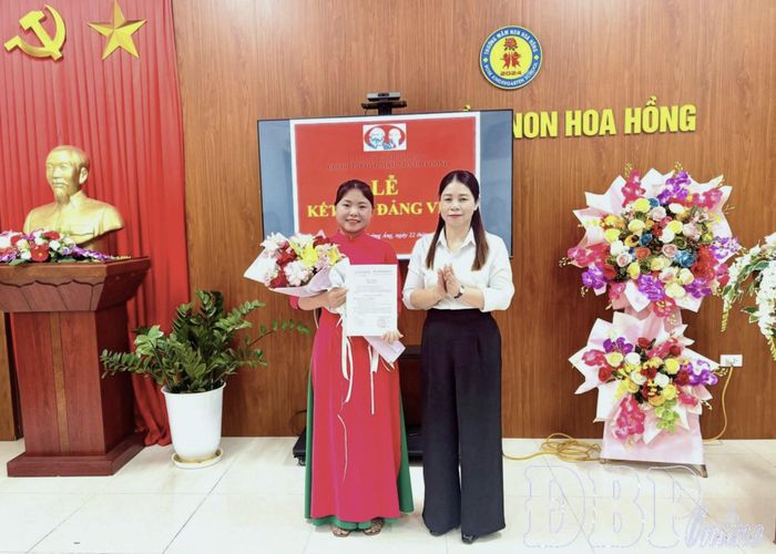 Với tinh thần chủ động, quyết liệt, Đảng bộ xã Mường Ảng đã hoàn thành chỉ tiêu kết nạp đảng viên mới năm 2025. Trong ảnh: Trường Mầm non Hoa Hồng (xã Mường Ảng) tại lễ kết nạp đảng viên.