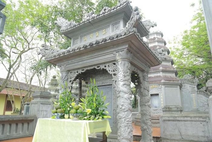 Bảo tháp Trưởng lão Hòa thượng Thích Hưng Dụng trong khuôn viên tổ đình Kim Tiên