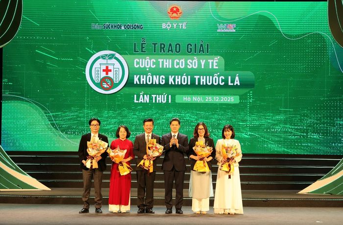 Ủy viên Dự khuyết Trung ương Đảng, Thứ trưởng Thường trực Bộ Y tế Vũ Mạnh Hà tặng hoa Hội đồng Chung khảo cuộc thi "Cơ sở y tế không khói thuốc lá" lần thứ I.