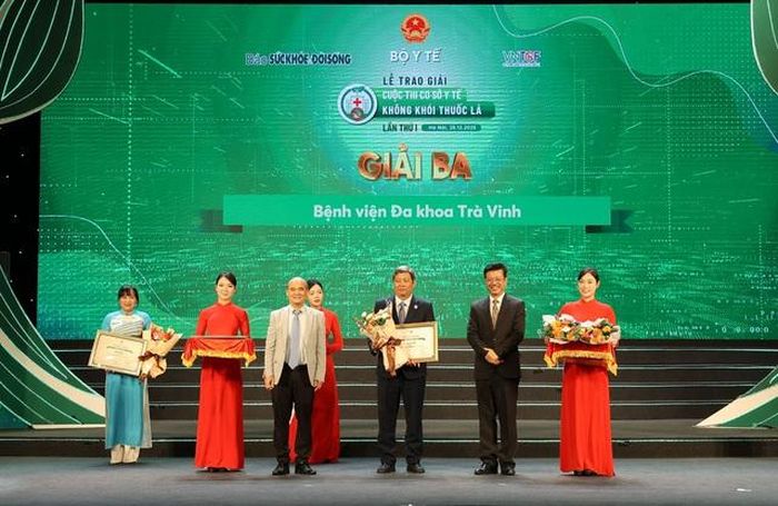 TS. Nguyễn Huy Quang - nguyên Vụ trưởng Vụ Pháp chế - Bộ Y tế, nguyên Trưởng Ban Kiểm soát Quỹ Phòng, chống tác hại của thuốc lá; ThS Vũ Mạnh Cường - Giám đốc Trung tâm Truyền thông - Giáo dục Sức khỏe Trung ương, Phó Chủ tịch Hội đồng Chung khảo trao giấy chứng nhận và tặng hoa cho các Cơ sở y tế đạt giải Ba.