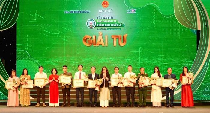 TS.BS Lê Thái Hà – Phó Cục trưởng Cục Phòng bệnh; ThS.BS. Phan Thị Hải – Phó Giám đốc Quỹ Phòng, chống tác hại của thuốc lá trao giấy chứng nhận và tặng hoa cho các Cơ sở y tế đạt giải Tư.