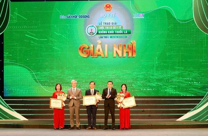 Ông Nguyễn Lương Tâm - Chủ tịch Công đoàn Y tế Việt Nam; Nhà báo Trần Tuấn Linh - Tổng Biên tập Báo Sức khỏe và Đời sống, Đồng Trưởng ban Tổ chức Cuộc thi trao giấy chứng nhận và tặng hoa cho các Cơ sở y tế đạt giải Nhì.