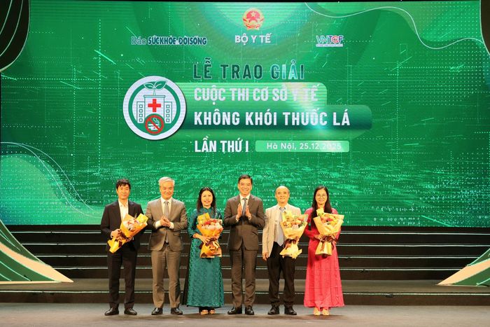 Trưởng Ban Tổ chức cuộc thi "Cơ sở y tế không khói thuốc lá" lần thứ I Tổng biên tập Báo Sức khỏe và Đời sống, Nhà báo Trần Tuấn Linh và TS.BS Hà Anh Đức - Cục trưởng Cục Quản lý Khám, chữa bệnh, Giám đốc Quỹ Phòng, chống tác hại của thuốc lá tặng hoa cho Hội đồng Sơ khảo cuộc thi.