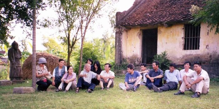 GS Trần Quốc Vượng (thứ tư từ trái sang) trong một lần đưa sinh viên đi điền dã