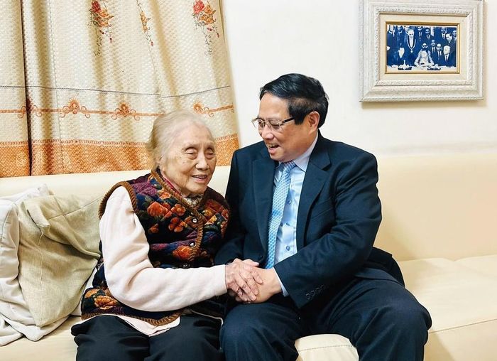 Thủ tướng Phạm Minh Chính thăm, chúc mừng nguyên Phó Chủ tịch nước Nguyễn Thị Bình nhân Ngày Quốc tế Phụ nữ 8/3. Ảnh: Dương Giang-TTXVN