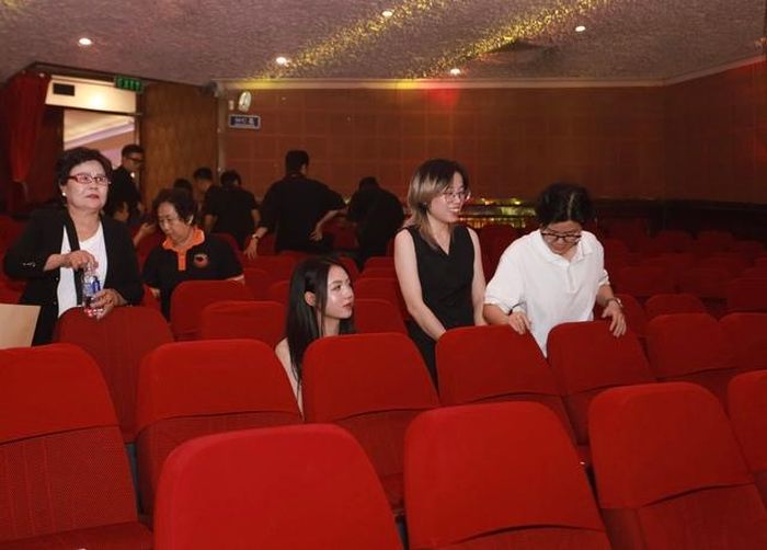 Trần Thị Duyên (hàng đầu, thứ 3 từ phải) lặng lẽ ngồi dưới khán đài chờ đợi trong khoảng thời gian hơn 15 phút