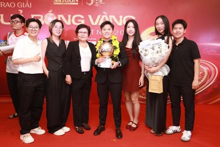 Duyên cũng cùng với gia đình Bích Thùy chụp ảnh lưu niệm