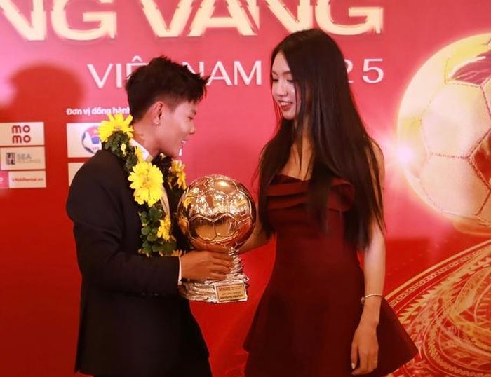 Thời điểm Bích Thùy rời sân khấu, Trần Thị Duyên có khoảng thời gian chia vui với người đồng đội trên tuyển