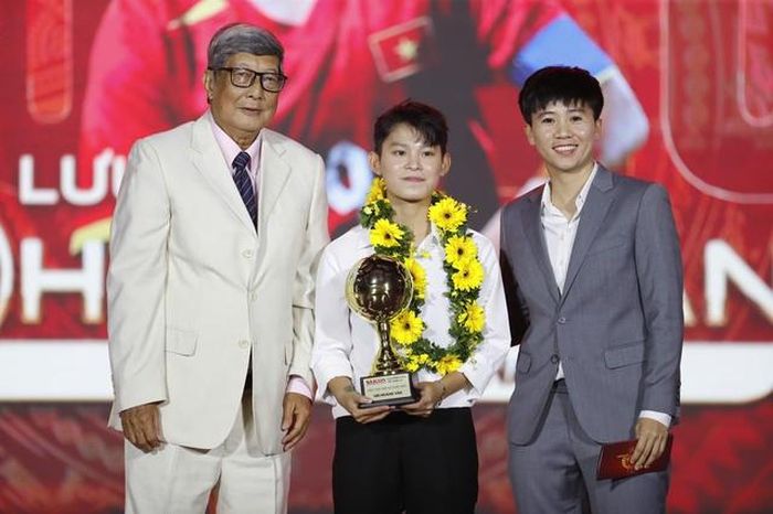 Còn các hạng mục cầu thủ trẻ xuất sắc nhất thuộc về Lưu Hoàng Vân (nữ) và Nguyễn Đình Bắc. Cầu thủ nước ngoài xuất sắc năm 2025 thuộc về Alan Grafite (CLB Công an Hà Nội) 