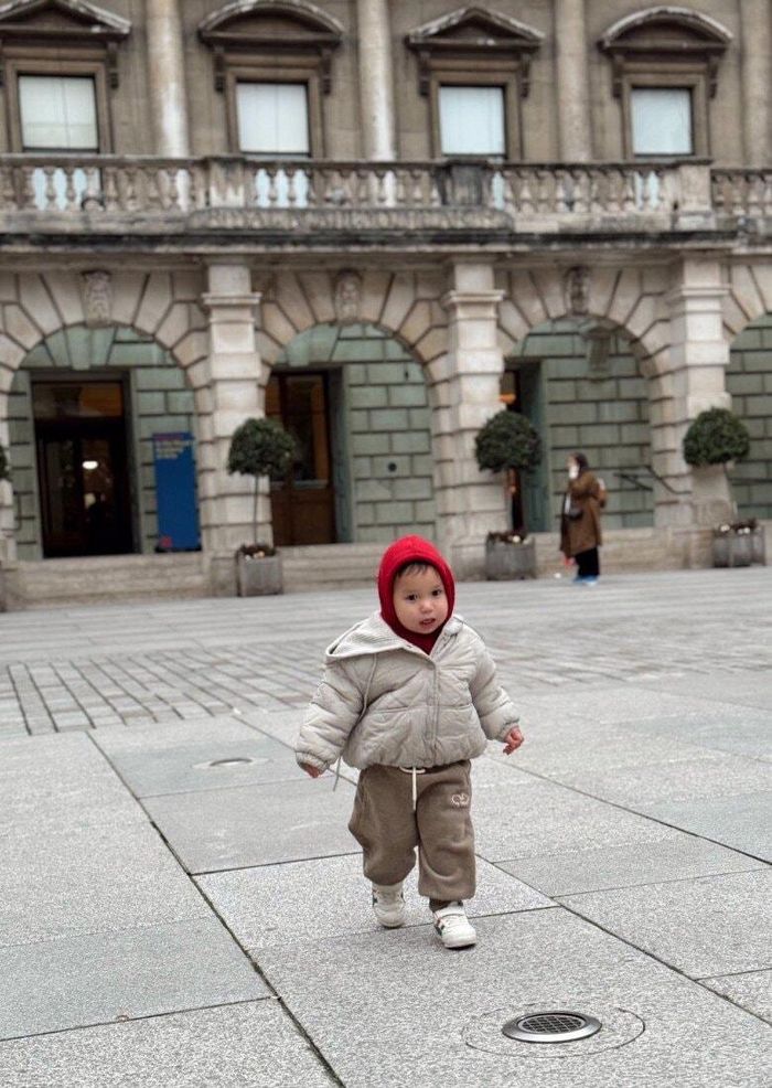 Bé Luca nhận được nhiều lời khen ngợi vì sự ngoan ngoãn trong suốt chuyến đi