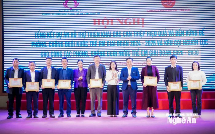 Khen thưởng cho 8 tập thể có thành tích xuất sắc trong thực hiện Dự án. Ảnh: Thành Chung