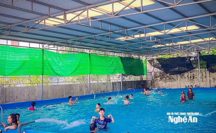 Dạy bơi cho trẻ em dịp hè. Ảnh: Tư liệu